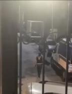Esenler'de hakkında kayıp ihbarı olan kız, polisi görünce boğazına bıçak dayadı