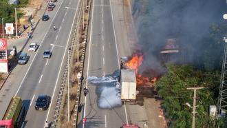 Karedeniz Sahil Yolu’nda mobilya yüklü TIR  yandı