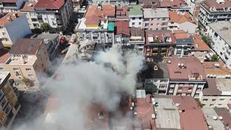 Gaziosmanpaşa'da 4 katlı binadan yükselen alevler yandaki 2 apartmana sıçradı