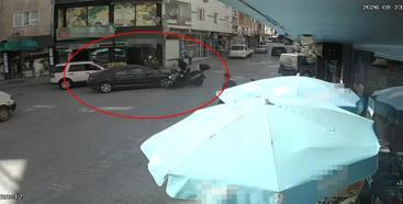 Otomobil ile motosikletin çarpıştığı kaza kamerada