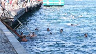 İstanbul'da sıcaktan bunalanlar Bebek Sahili'nde serinledi