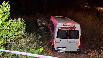 Minibüsü ile otomobil çarpıştı: 11 yaralı
