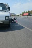 Park halindeki kamyonete çarpan motosiklet sürücüsü yaralandı