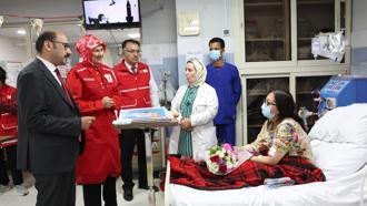 Türk Kızılay Genel Başkanı Yılmaz, Kahire'de Gazzeli hastaları ziyaret etti