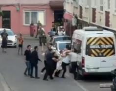 Komşuların keserli, yumruklu kavgası kamerada