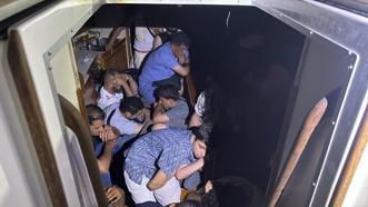 Yelkenli teknede 2 organizatör şüphelisi ile 40 kaçak göçmen yakalandı