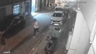 Bayrampaşa’da kadını darbeden şüpheliye müdahale eden polisleri yaralayan 4 şüpheli tutuklandı