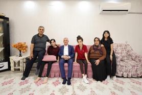 Tahmazoğlu, vatandaşları evlerinde ziyaret ediyor