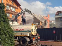 Bitişiğindeki temel kazısı sırasında yan yatmaya başlayan binanın yıkımı yapıldı