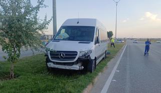 İşçi servisi refüjdeki reklam panosuna çarptı: 6 yaralı