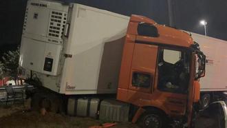 Çekmeköy'de yağış nedeniyle kayganlaşan yolda TIR bariyere çarptı