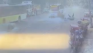 Kağıthane’de motosikletin park halindeki otomobile çarparak takla attığı kaza kamerada