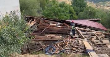 Tadilat yapılan 2 katlı köy evi çöktü; 5 yaralı