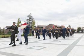 Bakan Güler, Devlet Büyükleri Anıt Mezarlığı’nı ziyaret etti