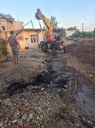 Park halindeki traktör hareket edip alev aldı