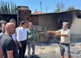 Atay Uslu Kaş'ta yangınzedeleri dinledi