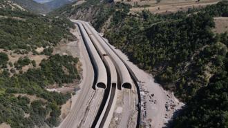 Karadeniz'i Akdeniz'e bağlayan dev projede 49 kilometrelik yolun en zorlu tüneli tamamlandı