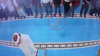 Camide kediye tekme atan kişi gözaltına alındı