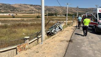 Hafif ticari araç beton duvara çarptı; 1’i ağır, 3 yaralı