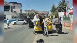 Taksi şoförü ile motokuryenin trafikte tekmeli yumruklu kavgası kamerada