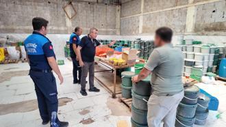 Akdeniz zabıtası bozulmuş, kokmuş, küf tutmuş tonlarca turşu ele geçirdi