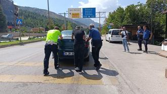 Amasya’da yolda kalan sürücünün yardımına polisler koştu