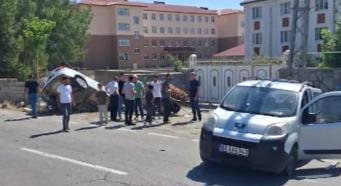 Hafif ticari araç ile otomobil çarpıştı: 1 çocuk, 4 yaralı