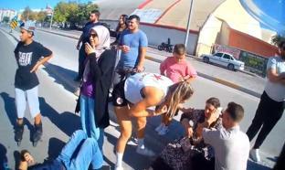 Otomobilin çarptığı polis memuru ve eşi yaralandı