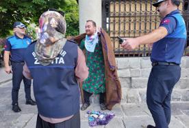 Dilenci kılığına giren tiyatrocudan zabıtalara sürpriz kutlama