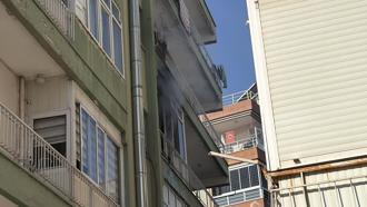 Yanan evden son anda çıkan 3 kişi dumandan etkilendi