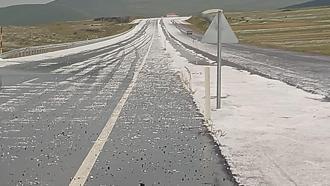 Çıldır kara yolu dolu nedeniyle beyaza büründü