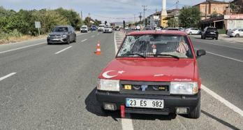 Yolun karşısına geçerken otomobilin altında kalarak öldü; o anlar kamerada