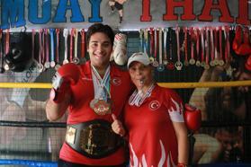 Kick boks antrenörü anne, oğlunu Avrupa'ya hazırlıyor