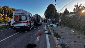 Akçakoca’da TIR ile patpat çarpıştı: 4 ölü, 9 yaralı