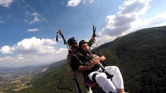 Yamaç paraşütü ile uçarken klarnet çaldı