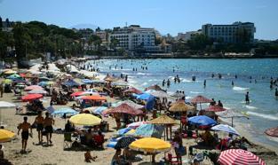 Kuşadası'nda 'sarı yaz' hareketliliği; turistler denize girdi
