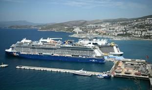 Kuşadası'na 1 günde 2 kruvaziyerle denizden 7 bin 818 turist geldi