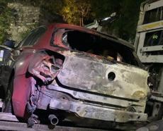 Fatih'te seyir halindeki otomobil alev alev yandı