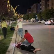 Motosiklet, yolun karşısına geçmek isteyen yaya çarptı: 2 yaralı