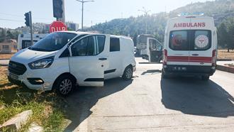 Kamyon kırmızı ışıkta duran minibüse çarptı: 4 yaralı
