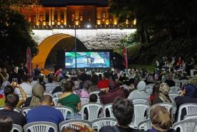 Dünyanın ilk çarşılı köprüsü Irgandı’da sinema keyfi