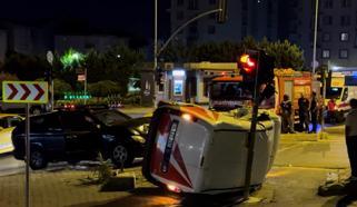Üsküdar’da, kamyonetle çarpışan hafif ticari aracın sürücüsü yaralandı