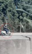 Motosikletiyle ters yönde ilerleyip trafiği tehlikeye attığı anlar kamerada
