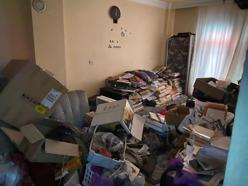 Kötü koku gelen evden 1 ton atık çıktı