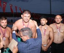 Uluslararası Pasinler Karakucak Güreşleri'nde Kenan Gör başpehlivan oldu
