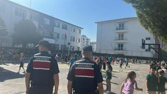 İzmir'de jandarmadan okul çevresinde ve servis araçlarında denetim