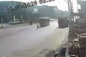 Yoldan geçerken minibüsün çarptığı çocuk yaralandı; sürücü gözaltında