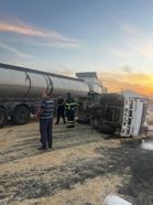 TIR ile çarpışarak devrilen saman yüklü kamyonetin sürücüsü yaralandı