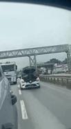 Otomobilin motorunun üzerinde seyahat etti; o anlar kamerada