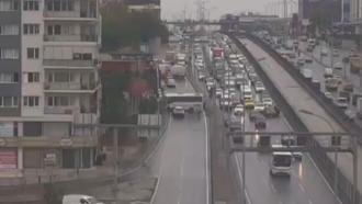 Avcılar'da servis midibüsü kaza yaptı -1